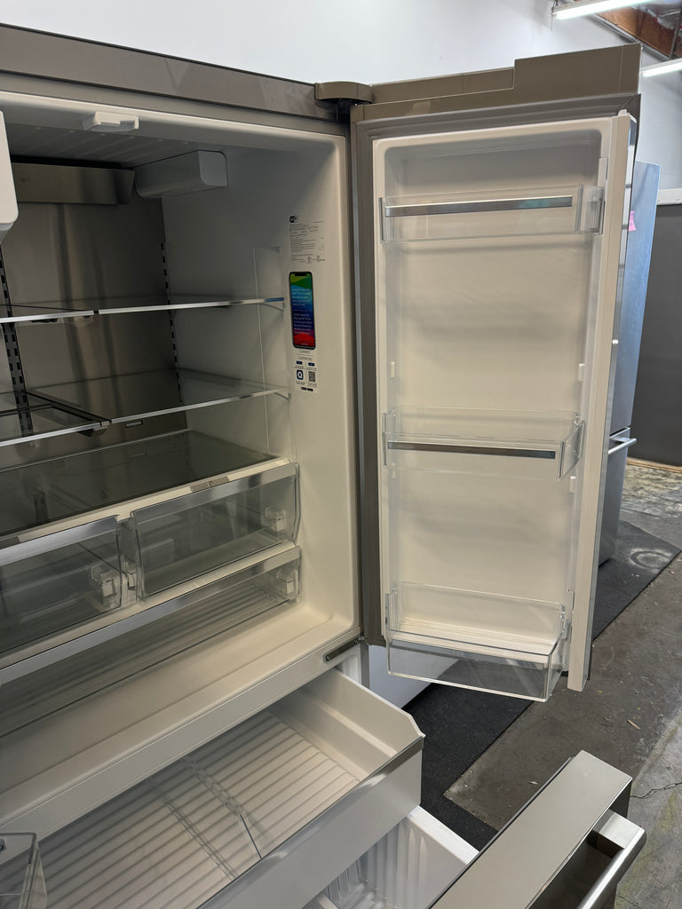 Bosch 500 Series B36FD50SNS 36 Inch Freestanding French Door Smart Refrigerator with 26 cu. ft. Total Capacity, QuickIce Pro System™, UltraClarityPro™, Home Connect™, External Ice/Water Dispenser, AirFresh® Filter, and ENERGY STAR®: Stainless Steel