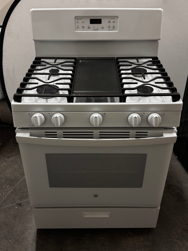 GE JGBS66DEKWW 30 Inch Free-Standing Gas Range with 5 Sealed Burners, 5.0 cu. ft. Oven Capacity, Broiler Drawer, Continuous Grates, Delay Bake, Steam Clean, Simmer Burner, Power Boil Burner, Central Oval Burner, and Integrated Non-Stick Griddle: White