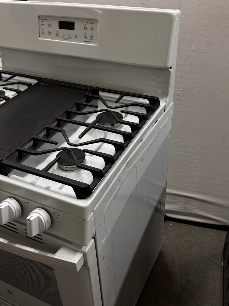 GE JGBS66DEKWW 30 Inch Free-Standing Gas Range with 5 Sealed Burners, 5.0 cu. ft. Oven Capacity, Broiler Drawer, Continuous Grates, Delay Bake, Steam Clean, Simmer Burner, Power Boil Burner, Central Oval Burner, and Integrated Non-Stick Griddle: White