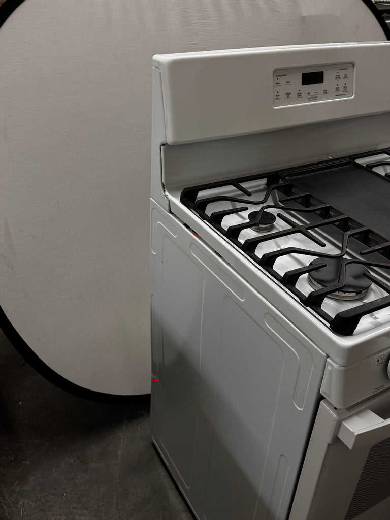 GE JGBS66DEKWW 30 Inch Free-Standing Gas Range with 5 Sealed Burners, 5.0 cu. ft. Oven Capacity, Broiler Drawer, Continuous Grates, Delay Bake, Steam Clean, Simmer Burner, Power Boil Burner, Central Oval Burner, and Integrated Non-Stick Griddle: White