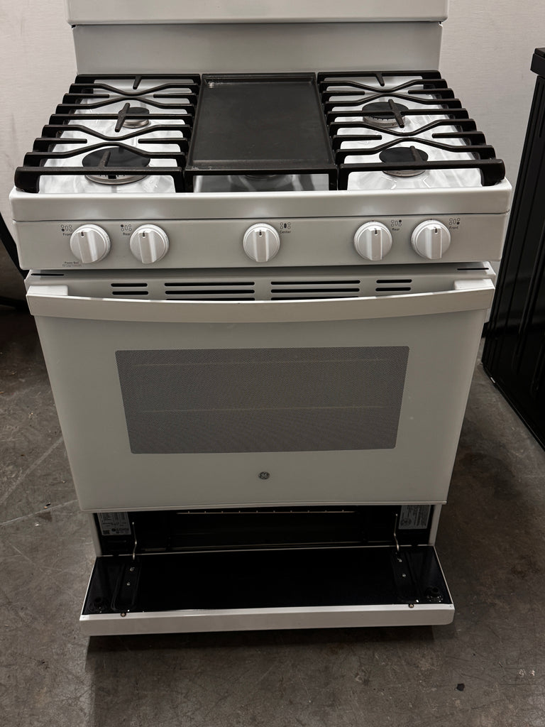 GE JGBS66DEKWW 30 Inch Free-Standing Gas Range with 5 Sealed Burners, 5.0 cu. ft. Oven Capacity, Broiler Drawer, Continuous Grates, Delay Bake, Steam Clean, Simmer Burner, Power Boil Burner, Central Oval Burner, and Integrated Non-Stick Griddle: White