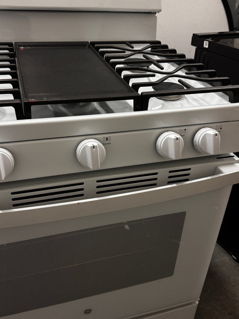 GE JGBS66DEKWW 30 Inch Free-Standing Gas Range with 5 Sealed Burners, 5.0 cu. ft. Oven Capacity, Broiler Drawer, Continuous Grates, Delay Bake, Steam Clean, Simmer Burner, Power Boil Burner, Central Oval Burner, and Integrated Non-Stick Griddle: White