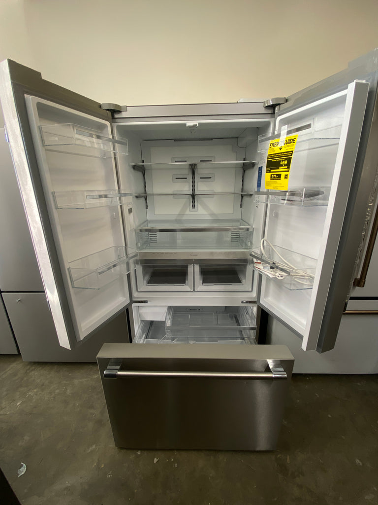 Thermador Professional Series T36FT820NS 36 Inch Freestanding French Door Smart Refrigerator with 20.8 cu. ft. Total Capacity, Internal Water Dispenser, and Diamond Ice Maker: Professional Handle